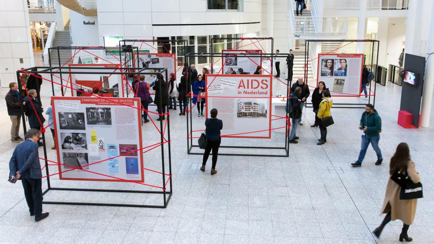 Overzicht van expositie in Atrium stadhuis Den Haag